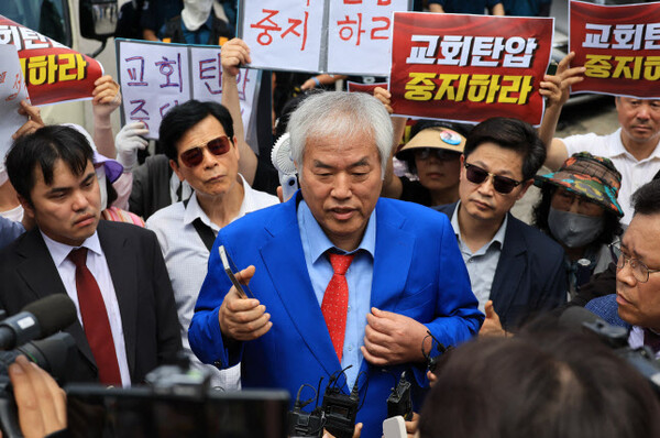 경찰이 전광훈 목사와 사랑제일교회에 대해 압수수색에 나선 지난 5일 서울 성북구 사랑제일교회에서 나온 전광훈 목사가 발언하고 있다. /연합