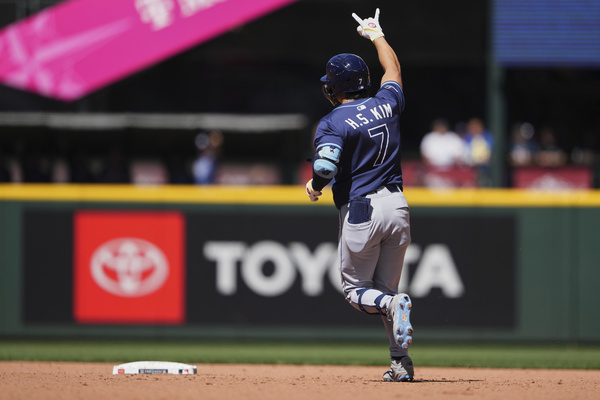 시즌 2호 홈런을 때리고 베이스를 도는 김하성. /AP=연합 