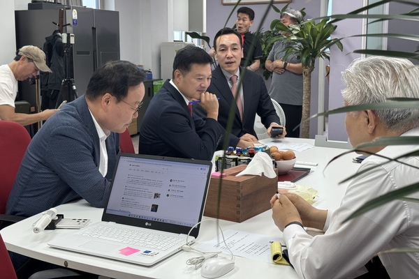 국민의힘 최고위원 후보자 합동토론회에 참석한 후보자들이 방송 시작에 앞서 서로 대화를 나누고 있다. 왼쪽부터 김재원, 김태우, 김민수 후보, 전한길 대표(뒤), 성창경 대표(오른쪽). /신지훈 기자