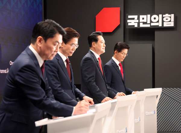 10일 서울 광화문 채널A스튜디오에서 국민의힘 8·22 전당대회 첫 방송토론회에 앞서 안철수(왼쪽부터), 조경태, 장동혁, 김문수 후보가 토론 준비를 하고 있다. /연합