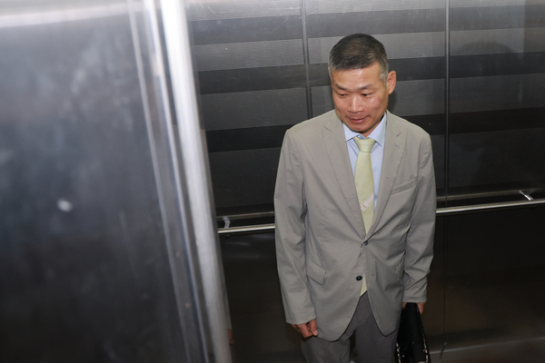 김동혁 전 국방부 검찰단장이 15일 피의자 신분으로 조사받기 위해 서울 서초구 순직해병특별검사팀에 출석하고 있다. 특검팀은 지난 13일 김 전 단장을 불러 조사한 바 있다. /연합