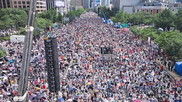 16일 집회는 최고기온 31도에 습도 65%의 후덥지근하고 끈적이는 더위에도 불구하고 전국에서 100만여 명(이하 주최측 추산)이 모인 가운데 진행됐다. /대국본 