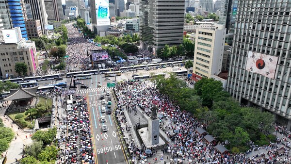 경찰에 따르면 실제로 15일과 16일에 서울 도심에서 총 50여 건의 넘는 집회가 신고됐으나 별다른 물리적 충돌은 없었다. /대국본