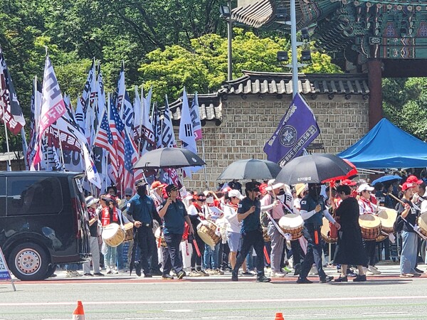 지난 16일 ‘국가정상화를 위한 광화문 국민대회’가 끝난 이후 전국 애국 단체 및 청년 단체들이 함께 연대해 이재명 정권 규탄을 위한 시가 행진을 진행하고 있는 모습. /대국본