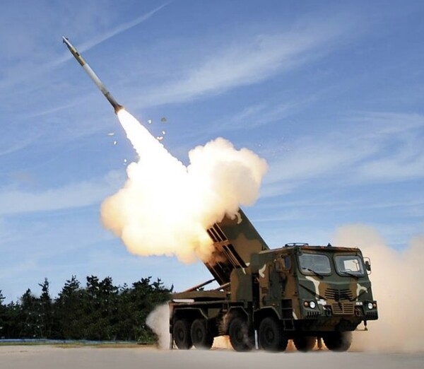 국내 방산 빅5의 상반기 영업이익이 지난해 같은 기간에 비해 161% 늘어난 2조3000억원으로 집계됐다. 한화에어로스페이스가 공급하는 천무 다연장로켓 모습. /한화에어로스페이스