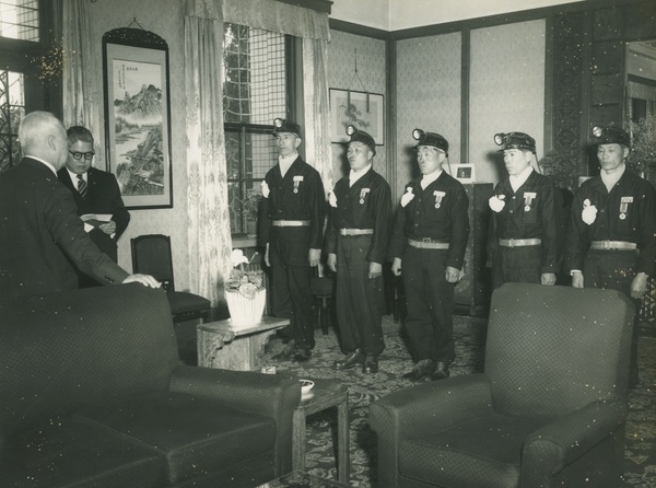 이승만 대통령(맨 왼쪽)이 1958년 3월 20일 상공부 주관 석탄 증산 공로자 표창식에서 경무대를 예방한 대통령 표창자 5인의 인사를 받고 있다. 이 대통령의 옆에서 표창자들을 소개하고 있는 인물은 김일환 상공부 장관이다. /연세대 이승만연구원