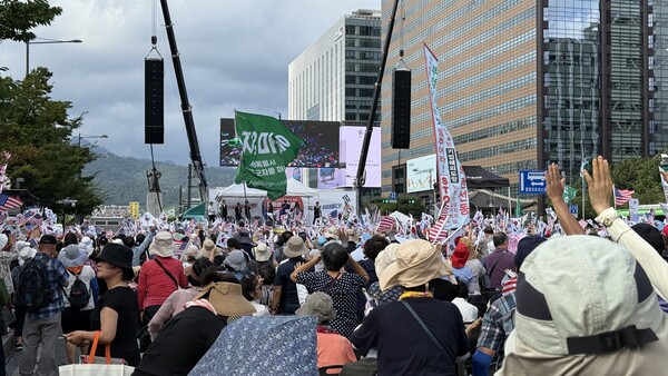 6일 서울 광화문 이승만광장 일대에서 열린 ‘광화문 국민대회’에 30만 명(주최 측 추산)의 애국시민들이 참석해 이재명 정권 퇴진을 강력하게 촉구했다. /대국본