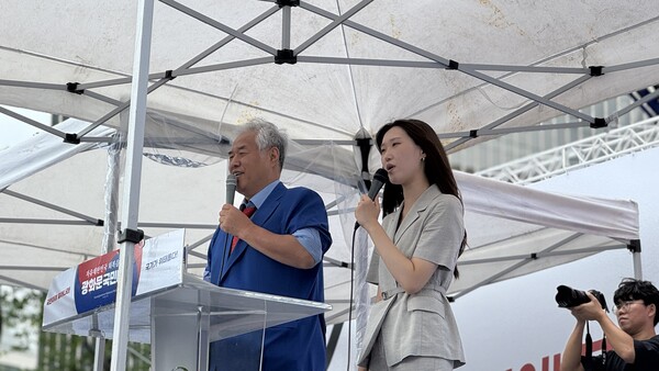 이날 대회 주 연사로 나선 대국본 국민혁명의장 전광훈 목사(왼쪽)는 “헌법 위의 권위인 국민저항권을 발동해 4·19, 5·16 정신을 계승하자”고 외쳤다. /대국본