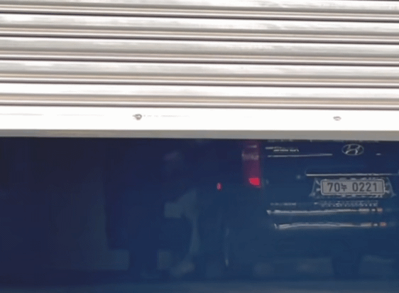 지난 10일 오전 11시 부산지방검찰청 도착 당시 손현보 목사. 포승줄에 묶인 것으로 추정된다. /세계로교회