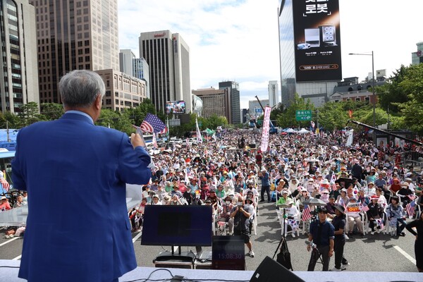 지난 13일 서울 광화문 광장에서‘광화문 국민대회’가 열리고 있는 모습. 이날 현장에는 50만 명의 시민(주최 측 추산)이 참석했다. /대국본