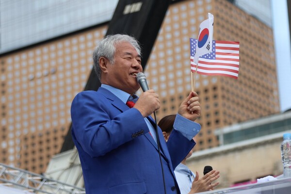 전 목사는 이날 집회에서 "광화문 세력이 윤 전 대통령을 석방하고 이재명 대통령을 하야시킬 주체"라며 국민 저항권 행사를 강조했다. /대국본
