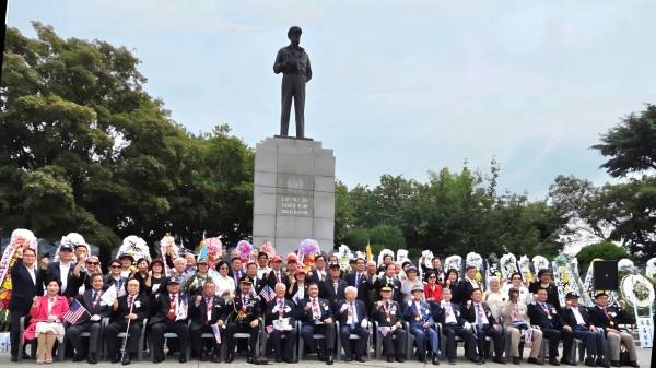 15일 열린 '인천상륙작전 전승 75주년 기념식' 참석자들이 기념촬영을 하고 있다. /주최 측