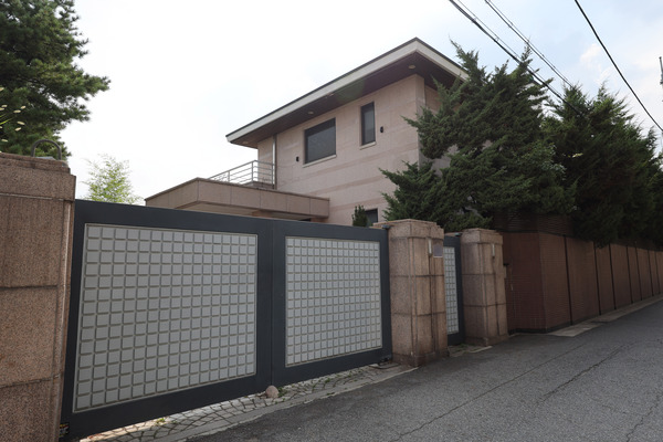 고(故) 이건희 삼성 선대회장이 별세하면서 삼성 일가에 상속된 서울 용산구 이태원동 단독주택이 최근 228억원에 매각됐다. /연합