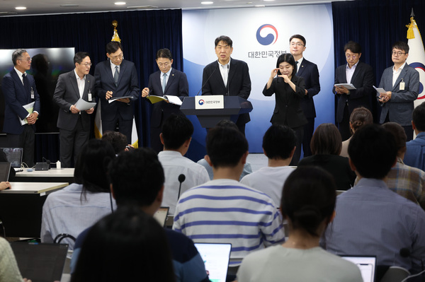 19일 서울 종로구 정부서울청사에서 열린 해킹 대응을 위한 과기정통부-금융위 합동 브리핑에서 구재형 KT 네트워크기술본부장이 사고 경위를 설명하고 있다. 왼쪽은 금융위원회와 롯데카드 관계자(맨 왼쪽). /연합