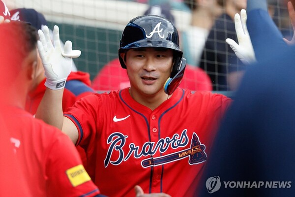 시즌 5호 홈런을 때리고 동료 축하를 받는 김하성. /연합