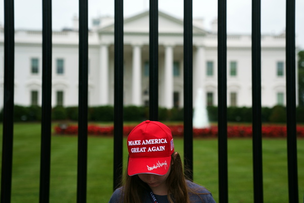 미국 워싱턴 D.C에서 ‘MAGA’(미국을 다시 위대하게) 모자를 쓴 한 여성 뒤로 백악관 건물이 보인다. /연합