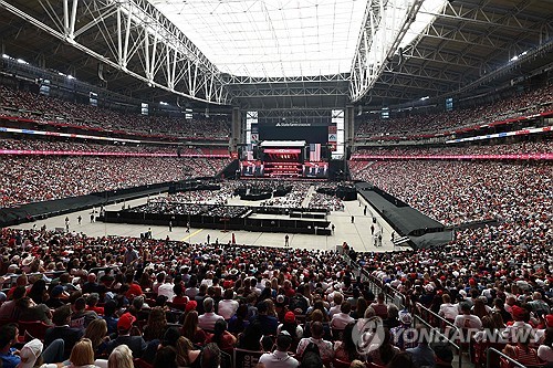 21일(현지시간) 미국 애리조나주 피닉스 외곽 글렌데일의 스테이트팜 스타디움에서 열린 찰리 커크 추모식. /AFP=연합