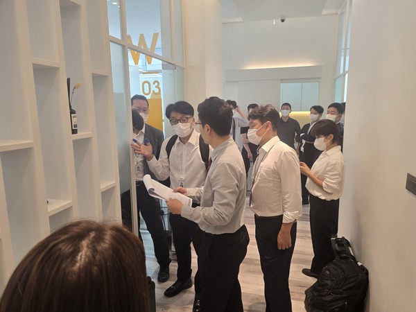 23일 오전 전광훈 목사의 딸인 전한나 대표가 운영중인 서울 장위동 소재 광화문 애국운동 관련 사업체에 서울경찰청이 출동해 압수수색을 진행하고 있다. /전한나 대표 측