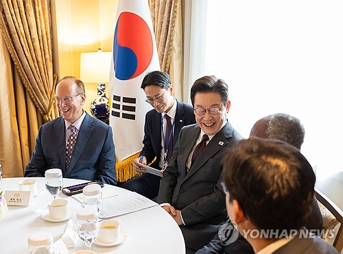 유엔총회 참석차 미국을 방문한 이재명 대통령이 22일(현지시간) 뉴욕의 한 호텔에서 래리 핑크 세계경제포럼 의장을 접견하고 있다. /연합