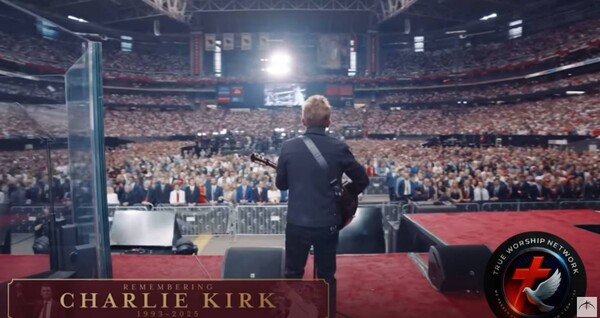 최근 미국에서 열린 故 찰리 커크 추모예배에서 세계적인 워십 리더 크리스 탐린이 찬양을 인도하고 있다. /유튜브 'True Worship Network' 캡처