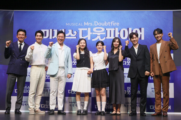 배우 황정민(왼쪽부터), 김다현, 정성화, 김태희, 설가은, 린아, 정상훈, 이지훈이 지난 2일 서울 서대문구 이화여자대학교 삼성홀에서 열린 뮤지컬 '미세스 다웃파이어' 제작발표회에서 포즈를 취하고 있다. /연합