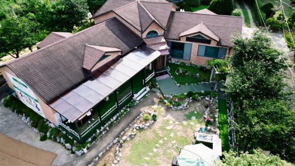 목회자 사모이기도 한 박 원장은 경기도 양평군 옥천면에 있는 아주 작은 마을 조용한 자연 속에서 영육 간에 힘들고 지친 사람들에게 사랑의 마음으로 다가간다. 사진은 힐링하우스 전경. /힐링하우스