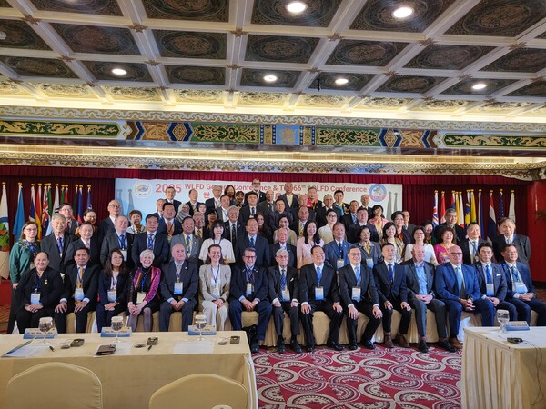 '2025 세계 및 아태자유민주연맹' 행사 참석자들의 단체사진. /한국자유총연맹