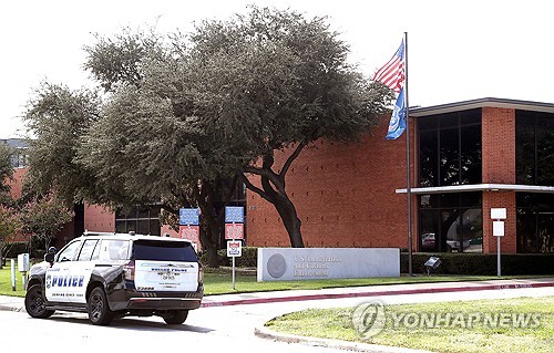 24일 총격 발생한 미 텍사스 댈러스의 ICE 시설. /AFP=연합