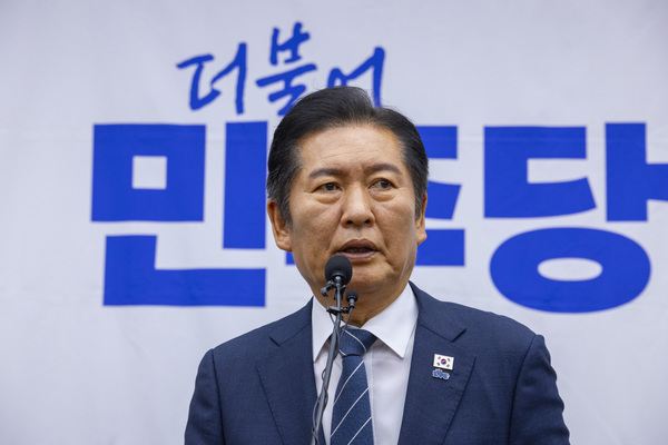 더불어민주당 정청래 대표가 정부조직법 처리를 예고한 본회의를 앞둔 25일 서울 여의도 국회에서 열린 의원총회에서 발언하고 있다. /연합