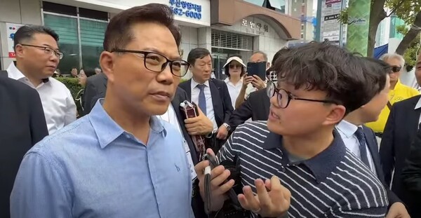 영장실질심사를 위해 부산지법으로 향하는 동안 한 기자의 질문에 응답중인 손현보 목사. /부산세계로교회 유튜브 영상 상 캡처