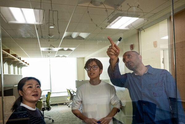 연구팀은 이번 연구 결과가 치매 환자의 기억 소실 최소화, PTSD 환자를 위한 고통스런 기억 약화, 학생들의 학습효과 증진 등의 연구에 새로운 통찰력을 제시할 수 있을 것으로 보고 있다. 오른쪽부터 연구팀의 로버트 라인하트 교수, 제1저자 리오 천양 린 박사과정생, 박사후연구원 웬웬. /보스턴대학