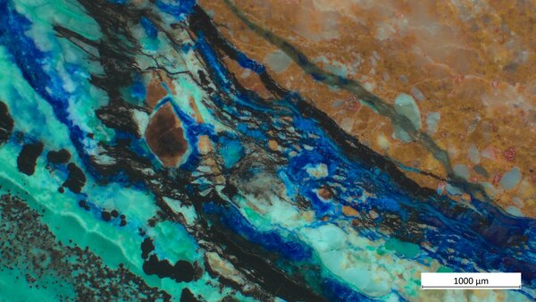 철 성분이 부족한 구리 광석의 현미경 이미지. 크랜필드대 연구팀은 청동기시대의 구리 제련 장인들이 이 광석에서 순수한 구리를 얻기 위해 용제(flux)로 적철석을 첨가했으며, 이것이 철기시대의 기원이 됐을 것으로 보고 있다. /크랜필드대