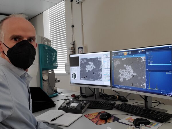 연구팀의 수장인 크랜필드대 너새니얼 어브-사툴로 박사가 주사전자현미경을 이용해 시료의 화학 조성, 광물학적 특성, 미세구조를 분석하고 있다. /크랜필드대