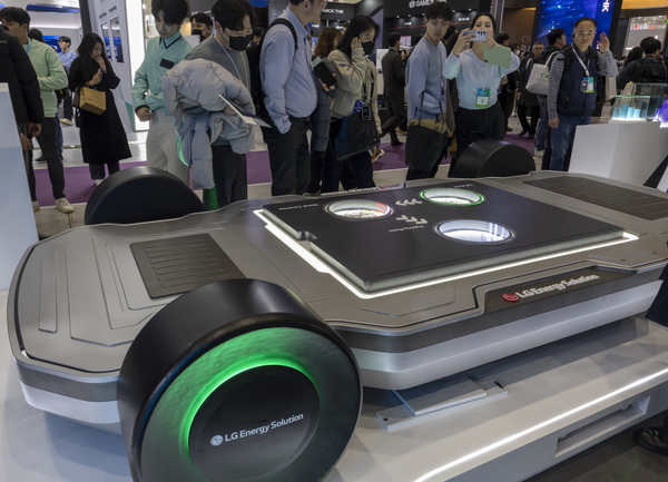 최근 서울 강남구 코엑스에서 열린 인터배터리 2025의 LG에너지솔루션 부스에 46시리즈 배터리가 적용된 전기차 하부 모형이 전시돼 있다. /연합