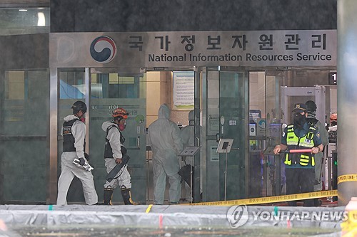 28일 대전 유성구 국가정보자원관리원 화재 현장에서 합동감식을 위해 소방, 경찰, 국립과학수사연구원 관계자들이 이동하고 있다. 지난 26일 정부 전산시스템이 있는 국정자원에서 무정전·전원 장치(UPS)용 리튬이온배터리 화재가 발생해 정부 전산 서비스가 대규모로 마비된 바 있다. /연합