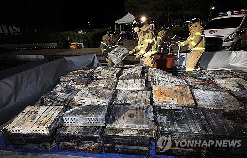 27일 밤 대전 유성구 국가정보자원관리원 화재 현장에서 소방대원들이 불에 탄 리튬이온 배터리를 소화수조로 옮기고 있다. /연합