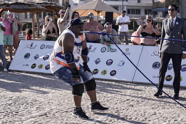 지난 27일(현지시간) 이집트 홍해 휴양지 후르가다에서 현지 레슬러 아슈라프 마흐루스가 치아에 밧줄을 물고 수백톤급 선박을 끌고 있다. /AP=연합