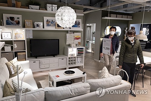 미국이 10월14일부터 수입 목재에 10%, 화장대와 소파 등에는 25%의 관세를 부과한다. 미국의 한 가구 상점 모습. /연합