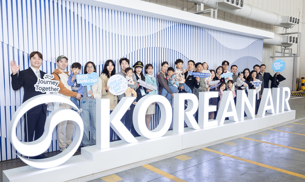 아시아나 마알리지를 앞으로 10년 간 그대로 대한항공에서 사용할 수 있게 됐다. 합병 기념으로 최근 서울 강서구 본사 격납고에서 열린 ‘2025 패밀리데이’ 행사 중 양사 임직원들이 기념 촬영을 위해 포즈를 취하고 있다. /연합