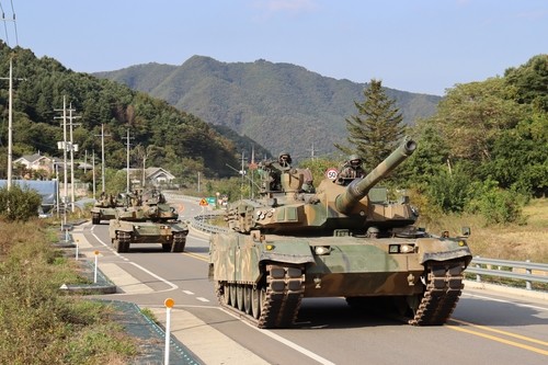 육군 제7기동군단이 지난해 실시한 대규모 기계화부대 기동훈련에서 K2전차가 도로 기동을 하고 있다. /육군 제7기동군단