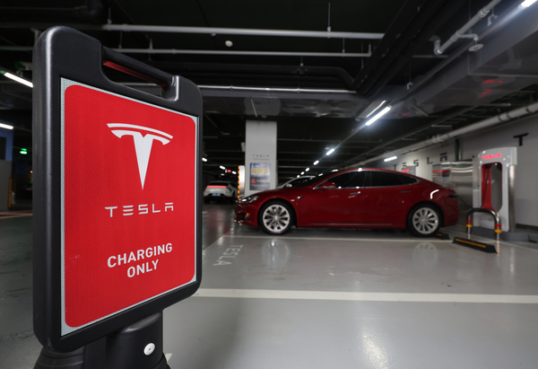 서울 시내 한 테슬라 충전소에 전기차들이 주차돼 있다. /연합