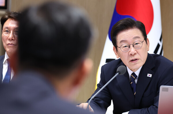 이재명 대통령이 30일 용산 대통령실에서 열린 제44회 국무회의에서 정성호 법무부 장관에게 질의하고 있다.  /연합