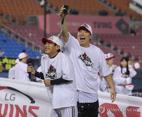 LG 트윈스 염경엽 감독이 1일 서울 잠실야구장에서 정규 시즌 우승을 확정한 뒤 김현수로부터 샴페인을 맞고 있다. /연합