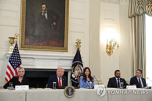 도널드 트럼프 미국 대통령이 8일(현지시간) 백악관에서 열린 안티파 관련 라운드테이블에서 발언하고 있다. /AP=연합