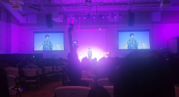 최근 미국 새생명비전교회에서 열린 러빙워십 콘서트 현장에서 개그우먼 조혜련 집사가 간증을 하고 있다. /유튜브 영상 캡처