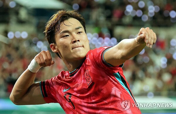 지난 14일 서울 마포구 서울월드컵경기장에서 열린 한국과 파라과이 축구 대표팀의 친선경기 중 오현규가 추가골을 넣은 뒤 세리머니를 하고 있다. /연합