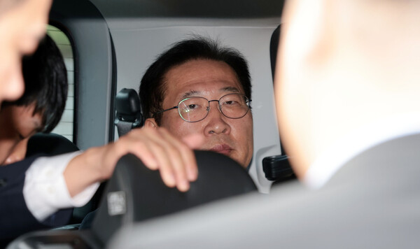 윤석열 전 대통령의 12·3 비상계엄 선포를 방조·가담한 혐의를 받는 박성재 전 법무부 장관이 14일 서울 서초구 서울중앙지방법원에서 구속 전 피의자 심문(영장실질심사)을 마치고 나와 구치소로 가기 위해 차량에 탑승하고 있다. /연합