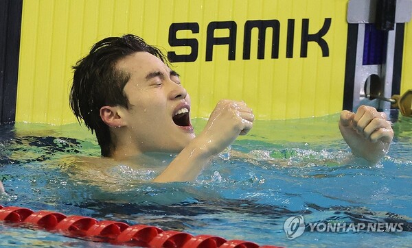 지난 20일 오후 부산 동래구 사직실내수영장에서 열린 제106회 전국체육대회 수영 남자일반부 자유형 200m 결승에서 황선우(강원도청)가 기록을 확인하고 환호하고 있는 모습. /연합