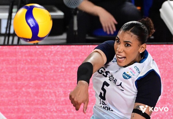 공격하는 GS칼텍스의 외국인 주포 실바. /한국배구연맹