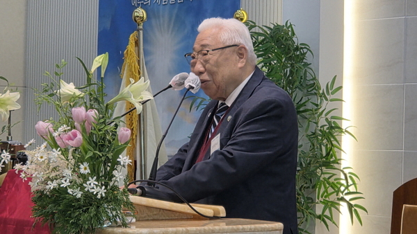 페이스신학대학교대학원이 27일 수원 한성교회 한국캠퍼스에서 개교 37주년 기념 학술대회를 개최한 가운데 성중경 목사가 감사예배 설교를 하고 있다. /최성주 기자